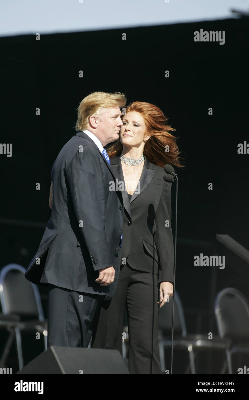 DONALD TRUMP & ANGIE EVERHART RYDER CUP 04 OPENING CEREMONY OAKLAND HILLS DETROIT USA 14 October 2004 Stock Photo