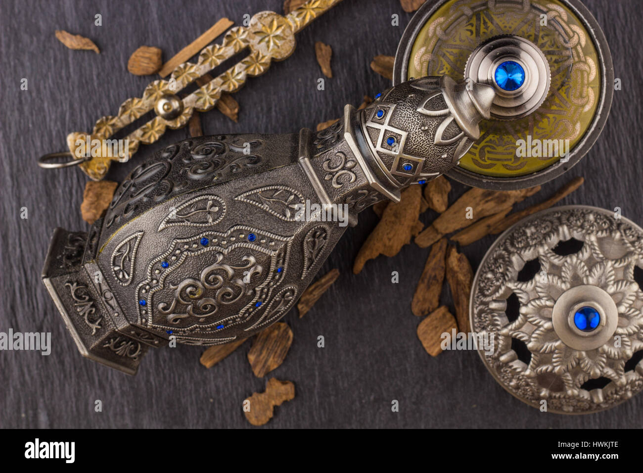 Silver Oriental Artistic Arabian Oud Perfume / Arabian Oud Perfume with