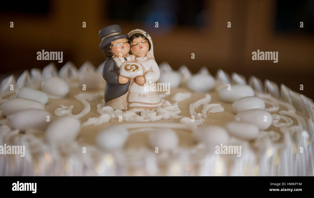 Bride and groom on a wedding cake topper Stock Photo - Alamy