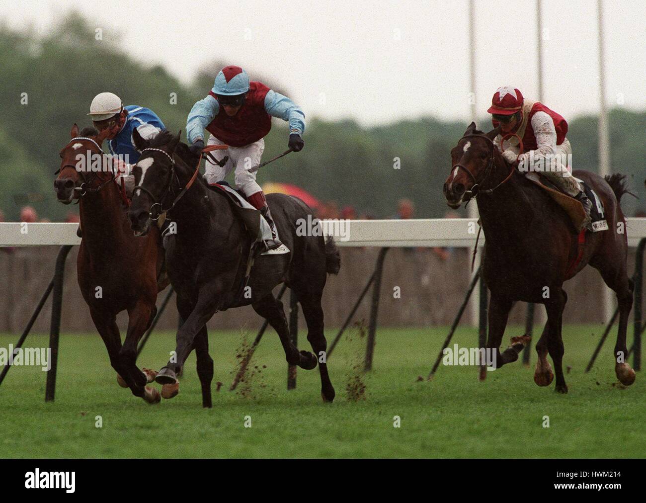 CELTIC SWING WINS FRENCH DERBY FRM POLIGLOTE & WINGED LOVE 06 June 1995 Stock Photo