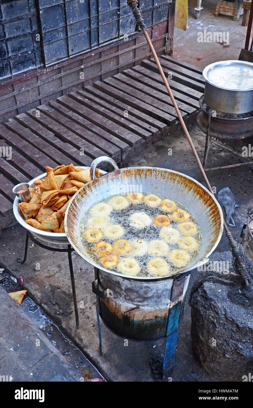 https://c8.alamy.com/comp/HWMA7M/snacks-deep-frying-a-wok-beside-a-street-in-yangon-myanmar-HWMA7M.jpg