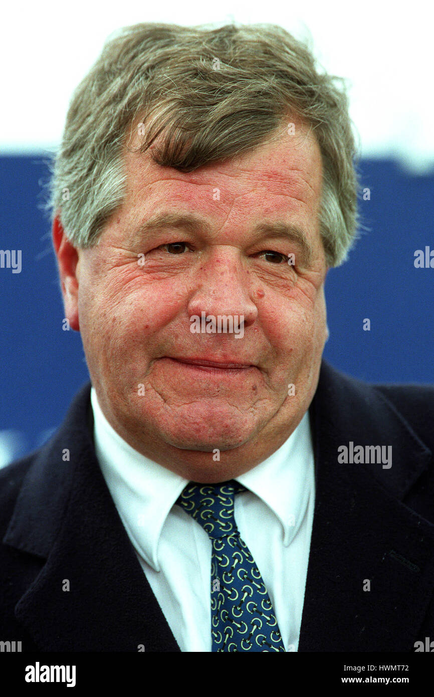 Sir michael stoute 2000 hi-res stock photography and images - Alamy
