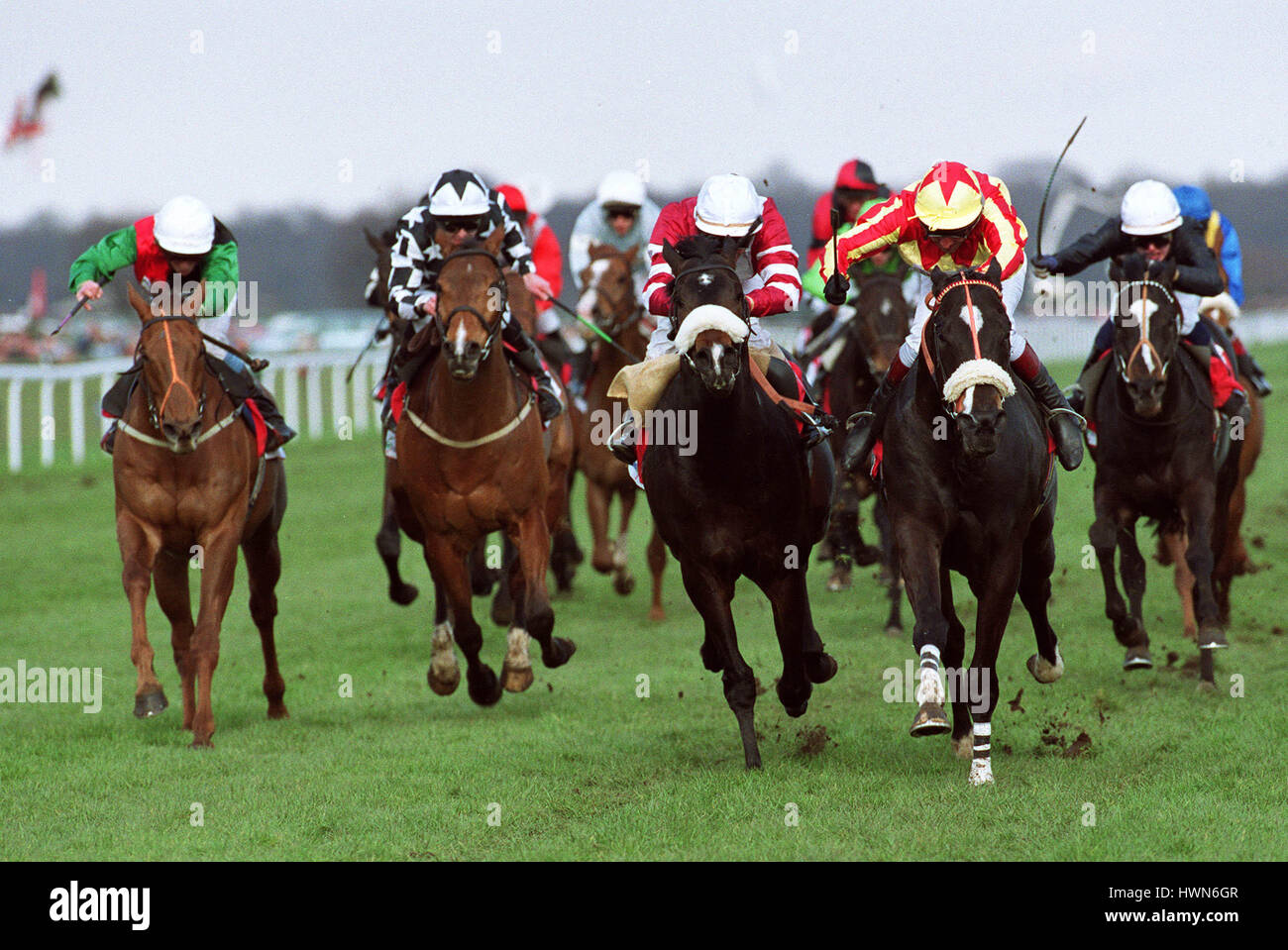 ZUCCHERO LEADS THE FIELD IN THE LINCOLN 2002 DONCASTER RACECOURSE DONCASTER 23 March 2002 Stock Photo