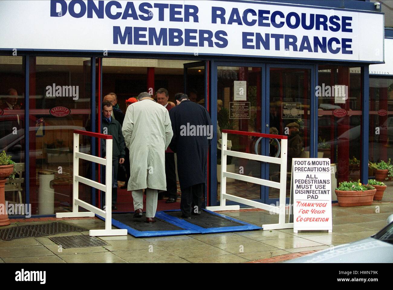 FOOT & MOUTH PRECAUTIONS DONCASTER RACECOURSE DONCASTER DONCASTER RACECOURSE 08 May 2001 Stock Photo