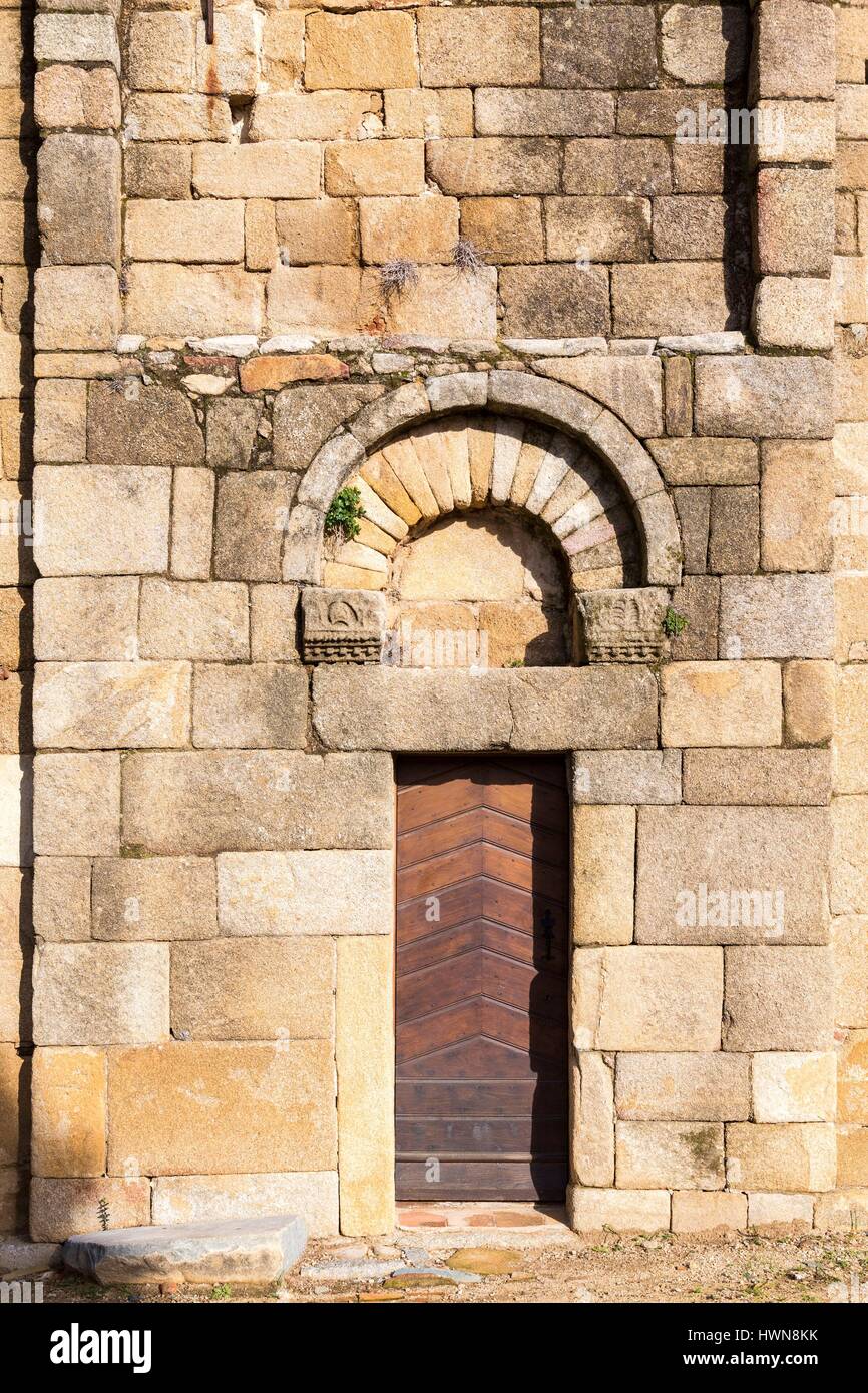 France, Haute-Corse, Balagne, Lumio, chapel Saint-Pierre-Saint-Paul of the XIIth century, architecture of romanic pisan style, south facade, side door with round arch in compound with voussoirs Stock Photo