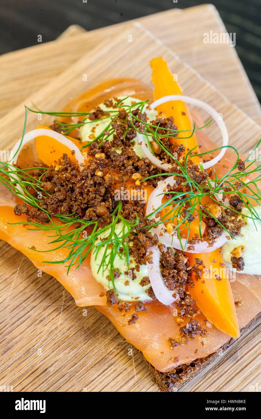 Denmark, Zealand, Copenhagen, Øster Farimagsgade, restaurant Aamanns smørrebrød (smeurebreud), rye bread with salmon and dill Stock Photo