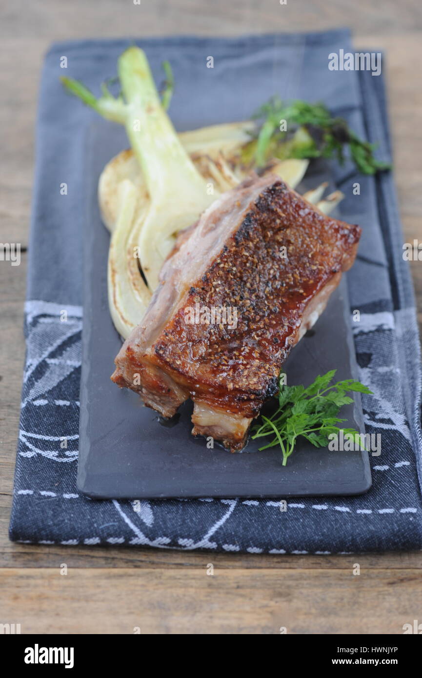 Travers de porc caramélisés au fenouil Stock Photo