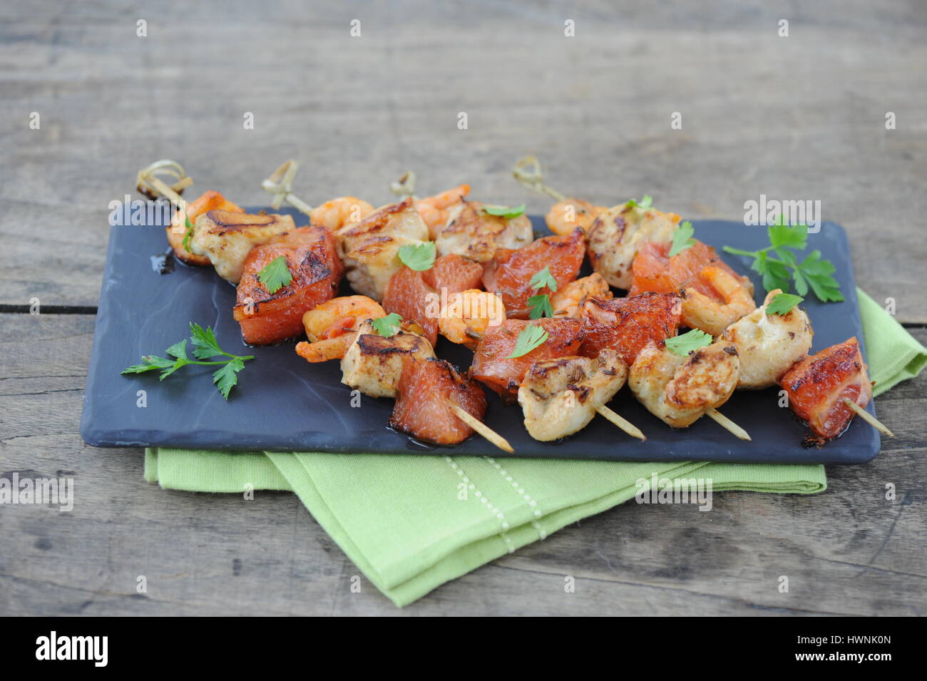 Brochette de poulet aux écrevisses et pamplemousse Stock Photo