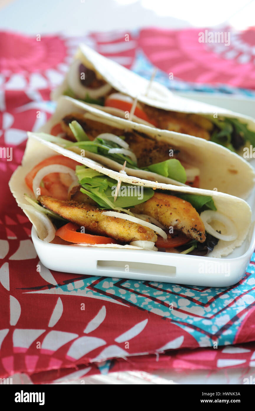 Tacos de poulet pané aux tomates Stock Photo