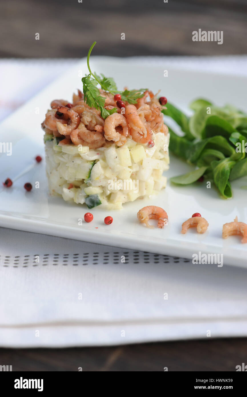 Crevettes et tartare de courgette et fenouil Stock Photo