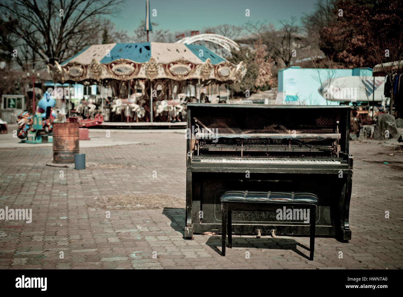 Abandoned amusement park hi-res stock photography and images - Alamy