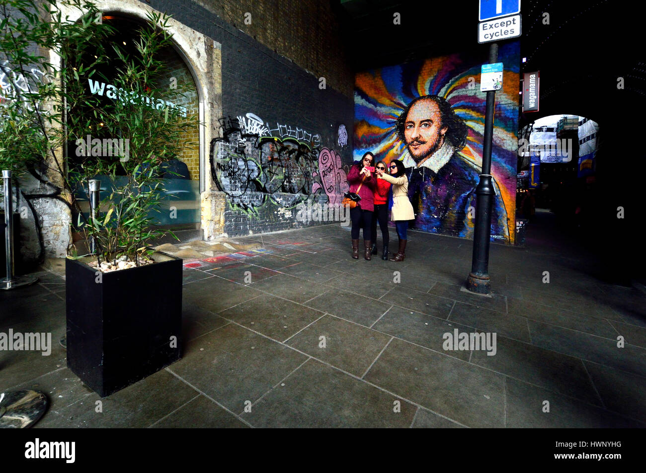 London, England, UK. Southwark: William Shakespeare mural in Clink Street. Women taking a group selfie Stock Photo