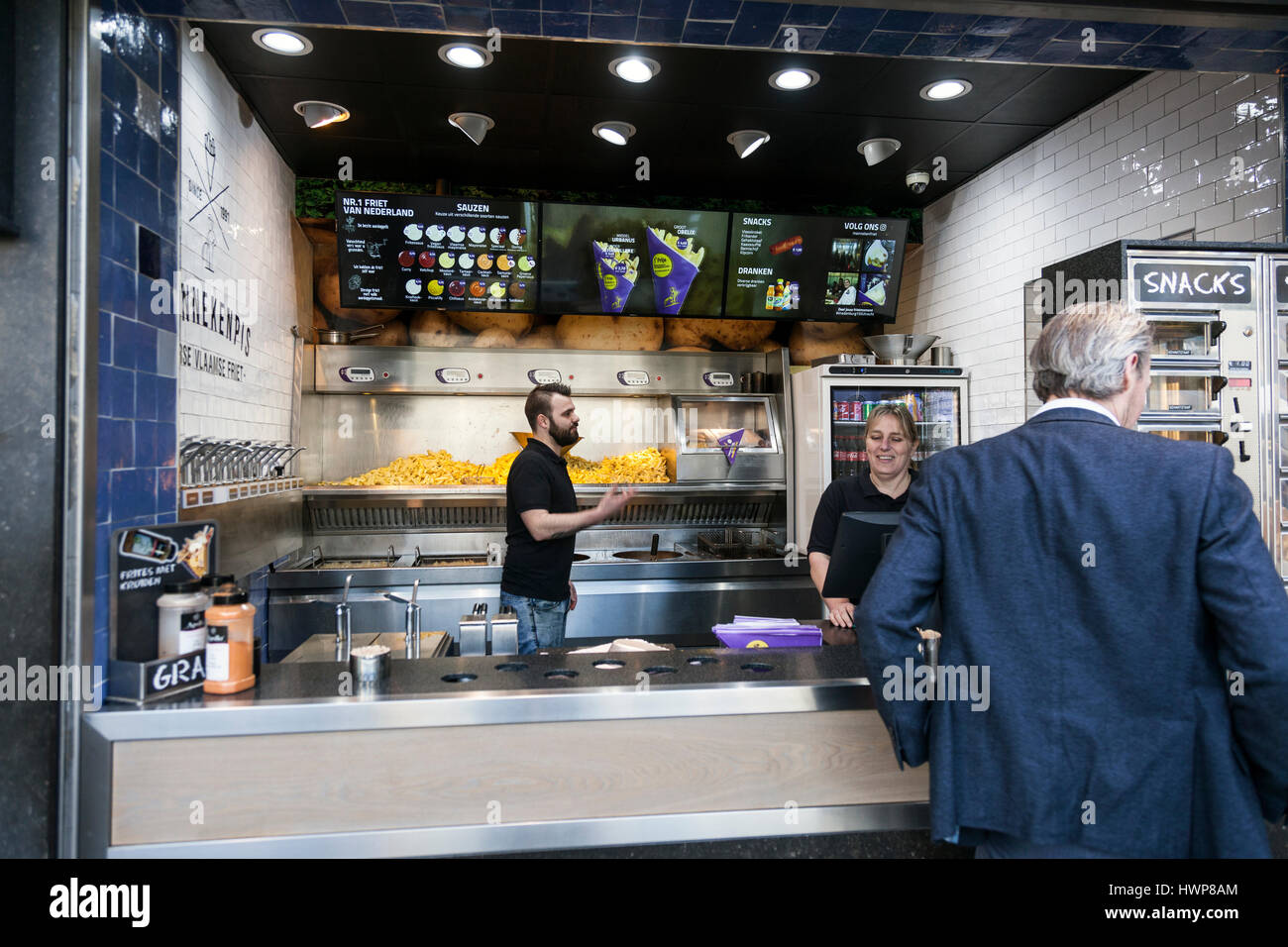 utrecht, 15march 2017: snack bar specialized in French Fries and customer in the dutch town of utrecht Stock Photo