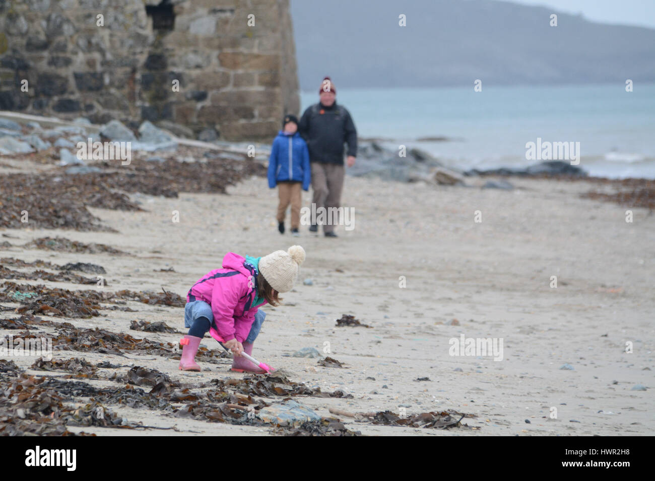 Marazion, Cornwall, UK. 4th Apr, 2017. UK Weather. A cloudy morning at Marazion with easter holidaymakers having to wrap up warm. However the sun is expected out later on in the day. Credit: cwallpix/Alamy Live News Stock Photo