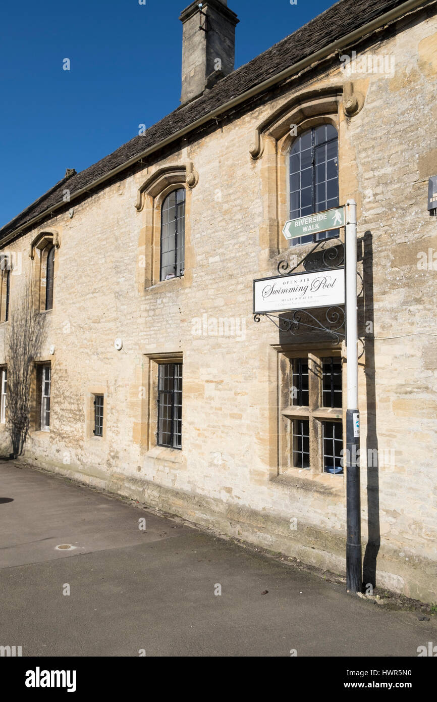 Directions to Riverside walk in Cirencester Stock Photo Alamy