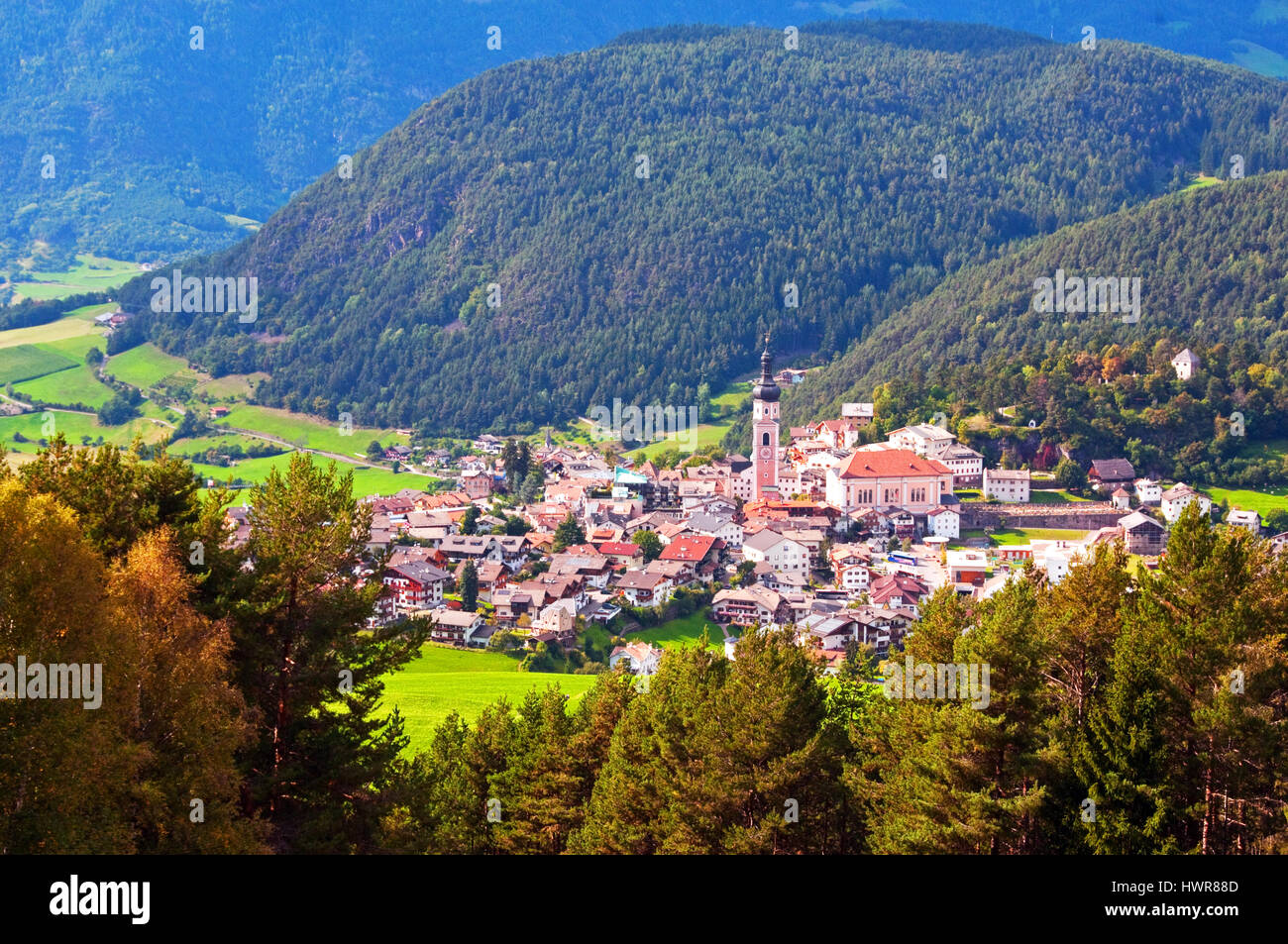 Castelrotto/Kastelruth nestled in the valley, northern Italy Stock Photo
