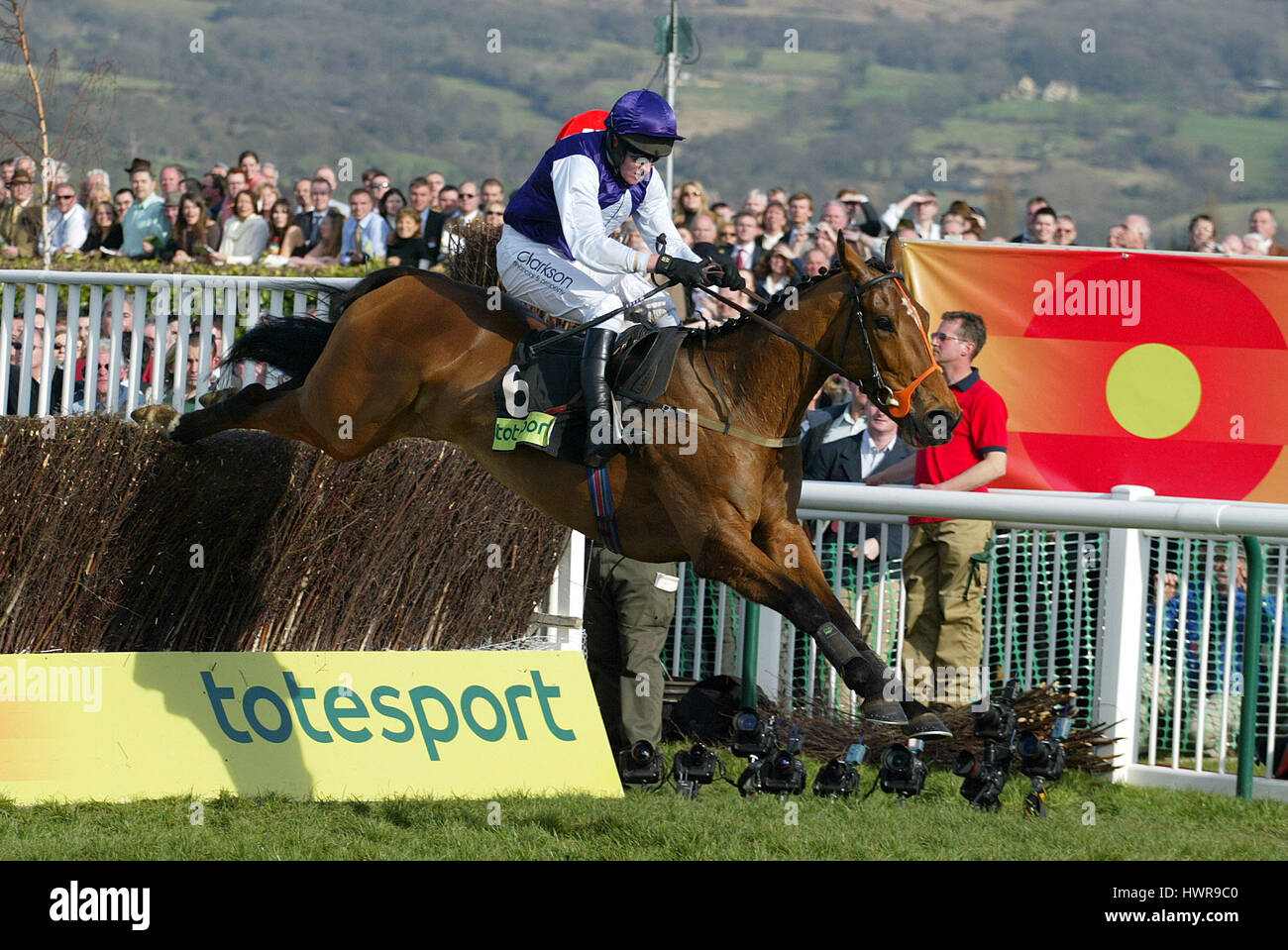 KICKING KING TOTESPORT CHELTENHAM GOLD CUP CHELTENHAM RACECOURSE CHELTENHAM 18 March 2005 Stock Photo