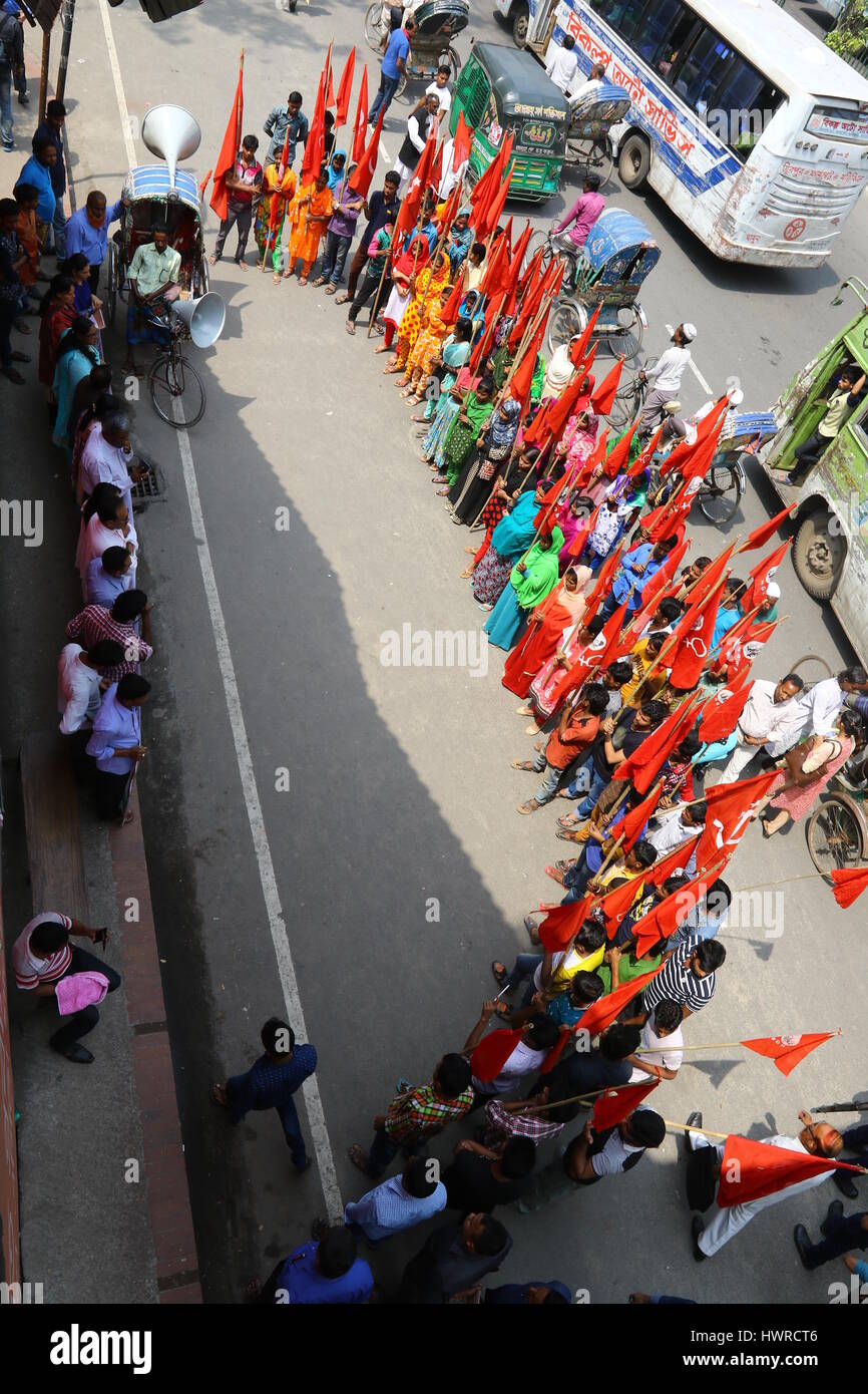 Dhaka 19 march 2017. Workers, under the banner of National Garment Workers Federation, demonstrate in front of the capital’s Jatiya Press Club demandi Stock Photo