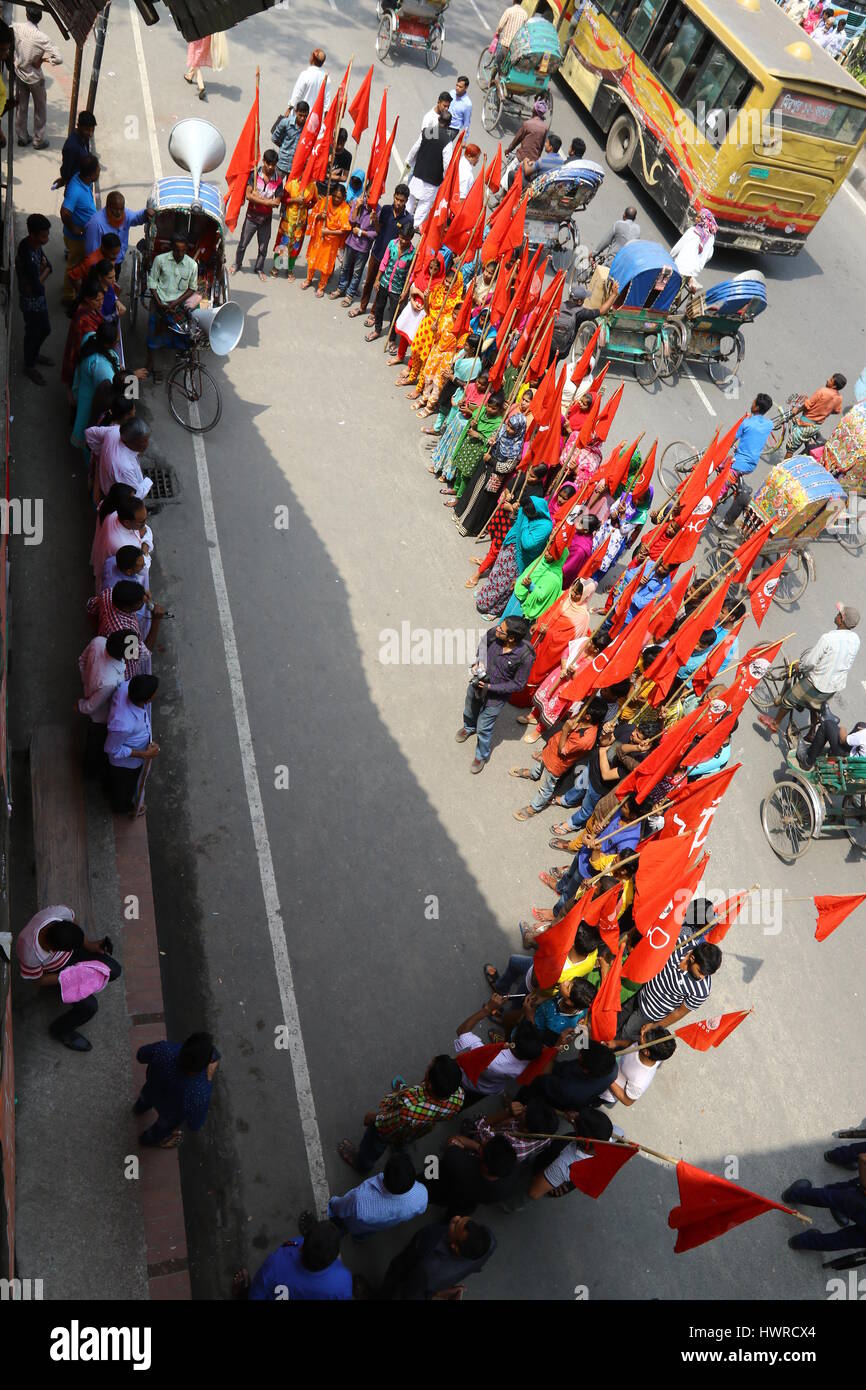 Dhaka 19 march 2017. Workers, under the banner of National Garment Workers Federation, demonstrate in front of the capital’s Jatiya Press Club demandi Stock Photo