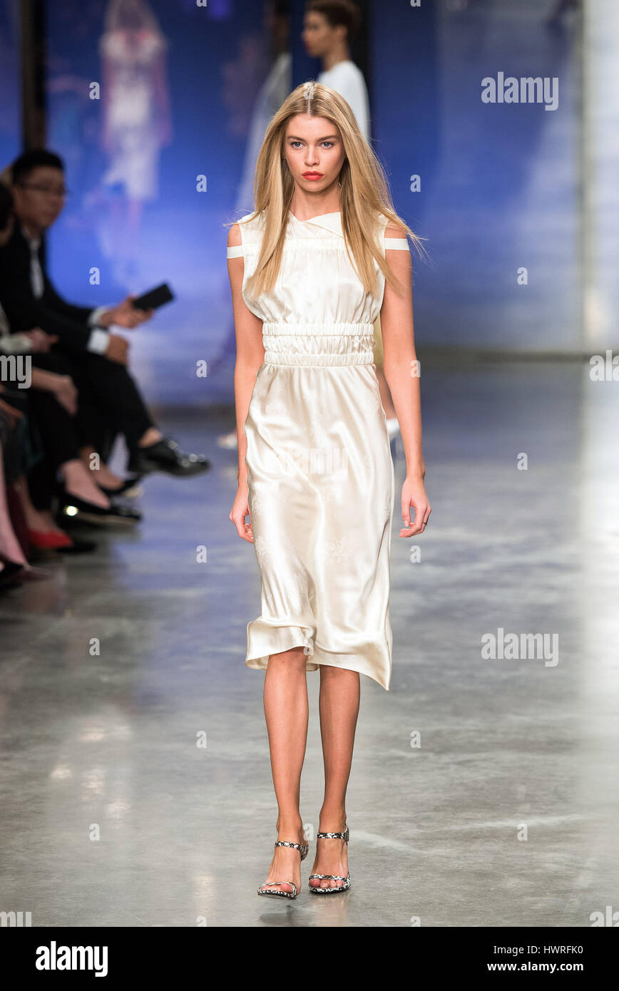 Topshop Unique front catwalk held at the Tate Modern. Featuring: Stella  Maxwell Where: London, United Kingdom When: 19 Feb 2017 Stock Photo - Alamy