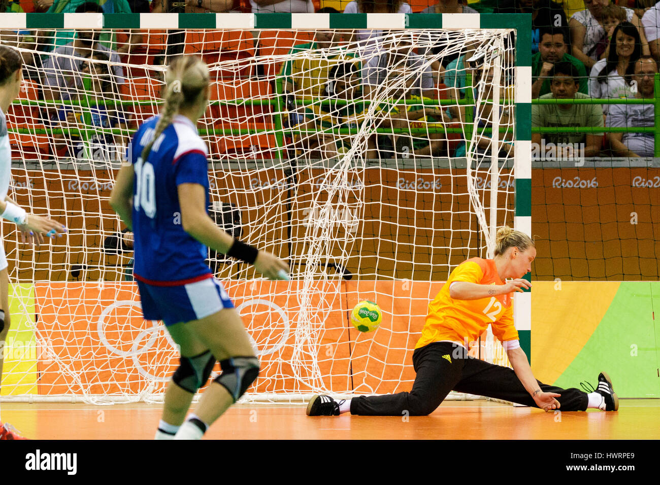 Rio de Janeiro, Brazil. 20 August 2016 Amandine Leynaud (FRA) goalie competes in the women's handball gold medal match Russia vs. France at the 2016 O Stock Photo