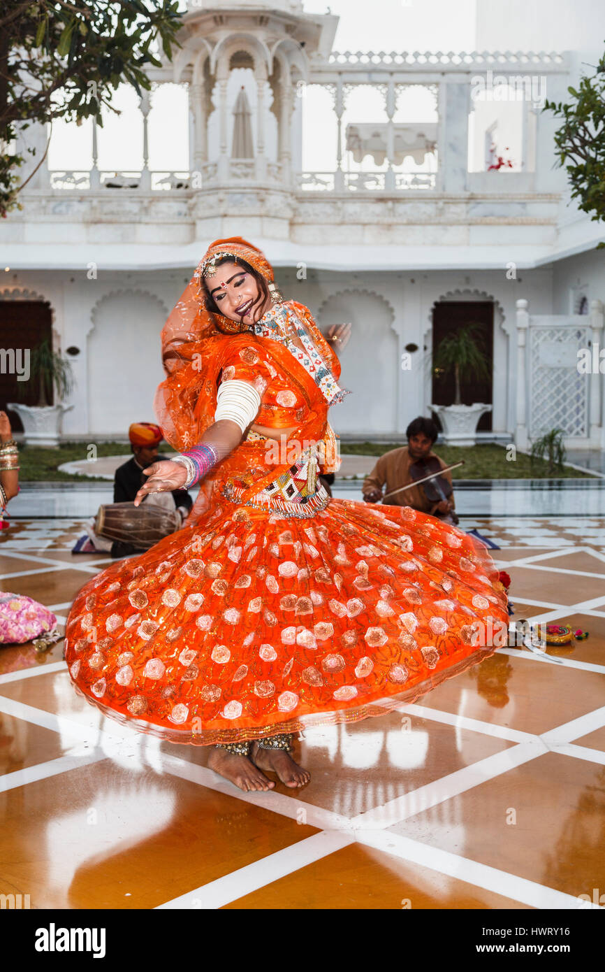 Local dancer, entertainment for guests of the Taj Lake Palace Hotel on the island of Jag Niwas in Lake Pichola, Udaipur, Indian state of Rajasthan Stock Photo