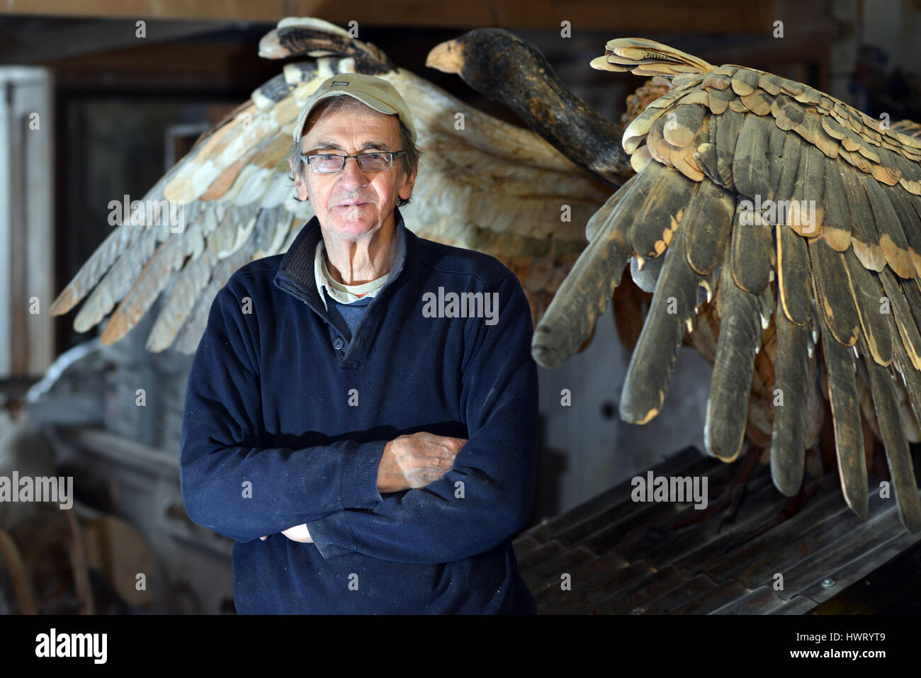 Artist Nick Johnson in his Lewes workshop with two giant sculptures of vultures Stock Photo