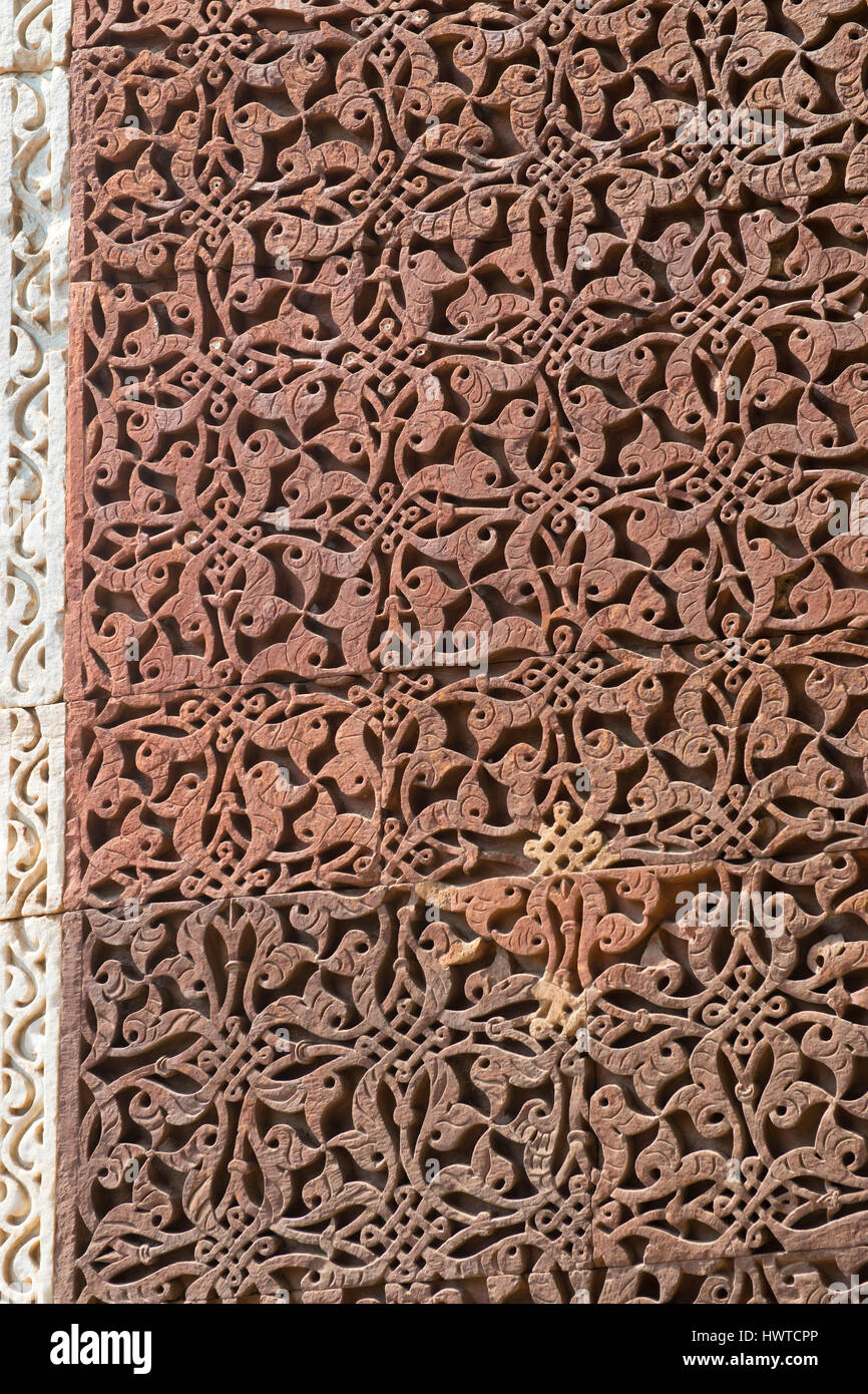 Qutub Minar, ancient minar in India, sandstone decoration Stock Photo -  Alamy