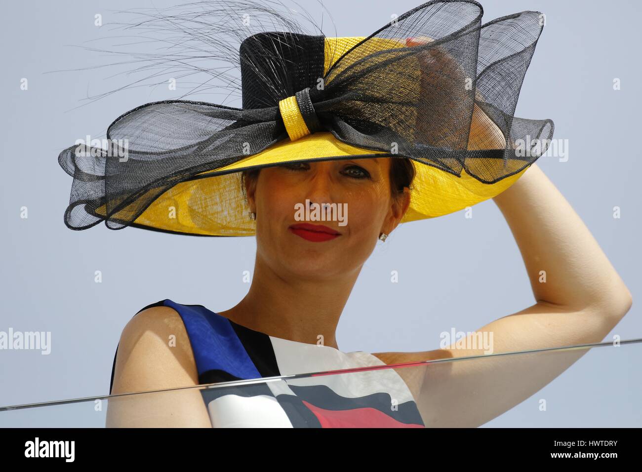 LADY IN HAT ON BALCONY YORK BETWAY YORKSHIRE CUP BETWAY YORKSHIRE CUP YORK RACECOURSE YORK ENGLAND 15 May 2015 Stock Photo