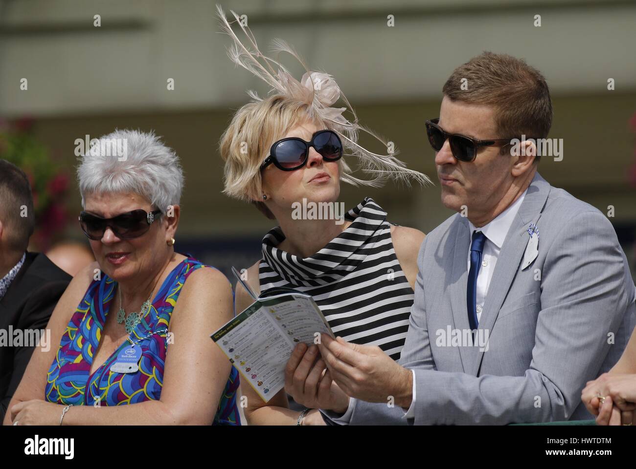 RACEGOERS ENJOYING THE SUNSINE BETWAY YORKSHIRE CUP YORK RACECOURSE YORK ENGLAND 15 May 2015 Stock Photo