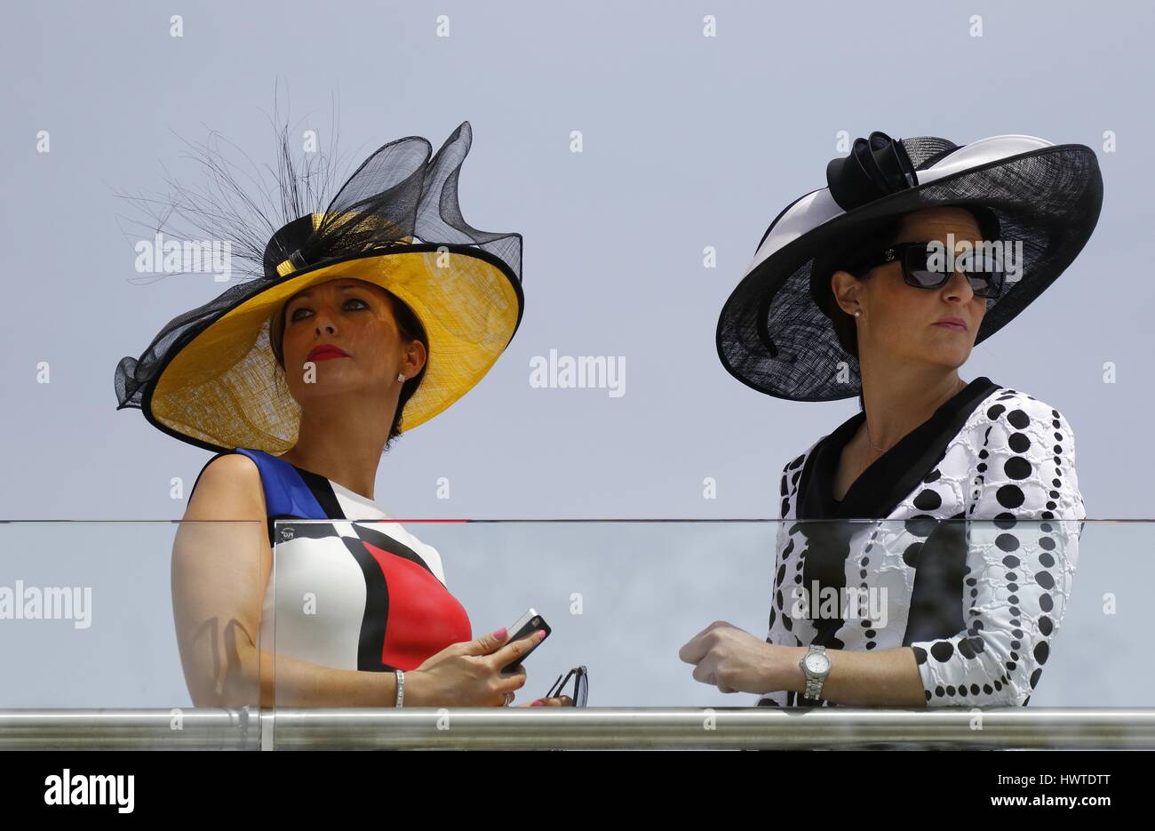 LADYS IN HAT ON BALCONY YORK R BETWAY YORKSHIRE CUP YORK RACECOURSE YORK ENGLAND 15 May 2015 Stock Photo