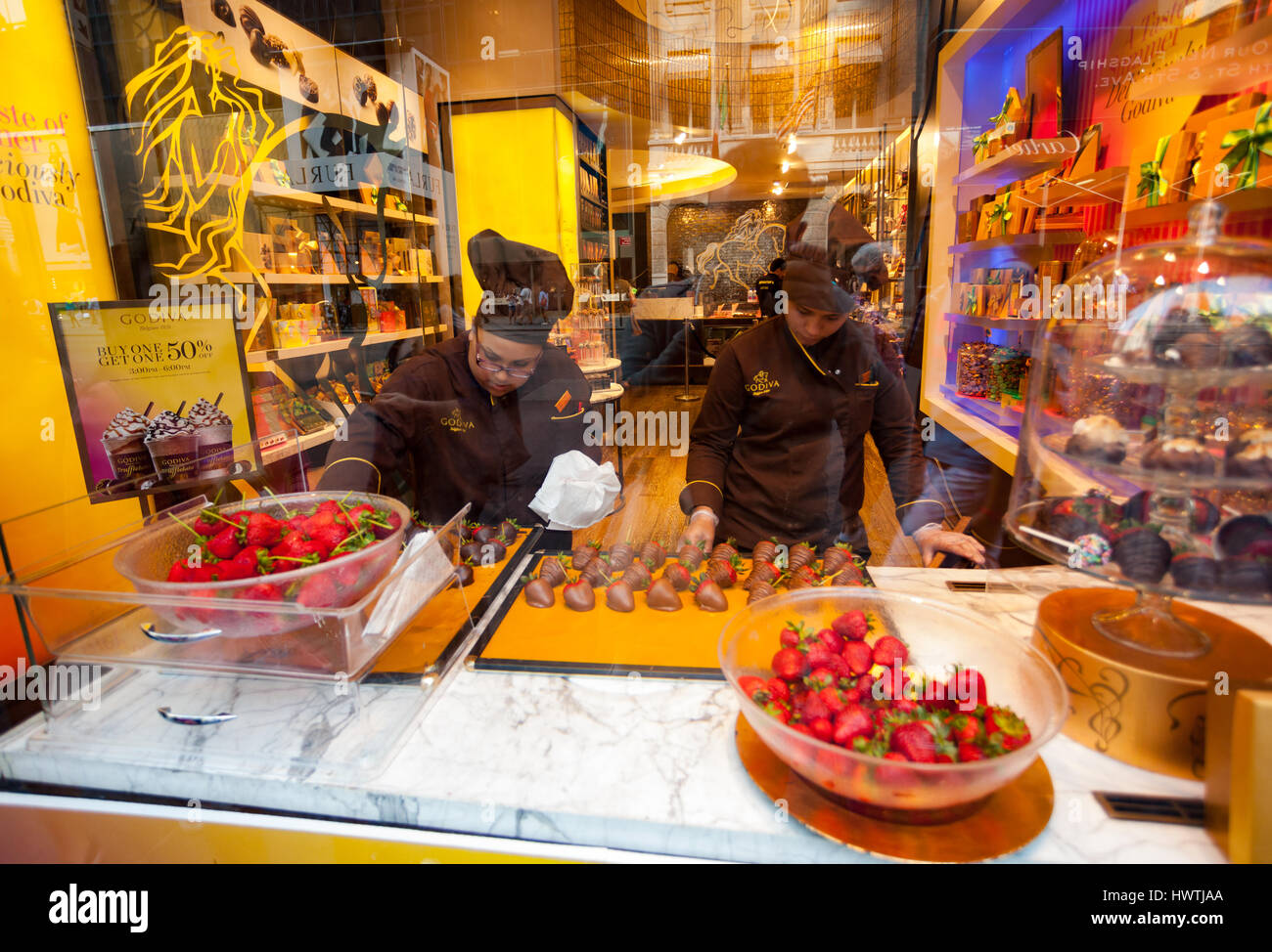 New York City, Usa July 10, 2015 Godiva Chocolate Store Fifth Avenue