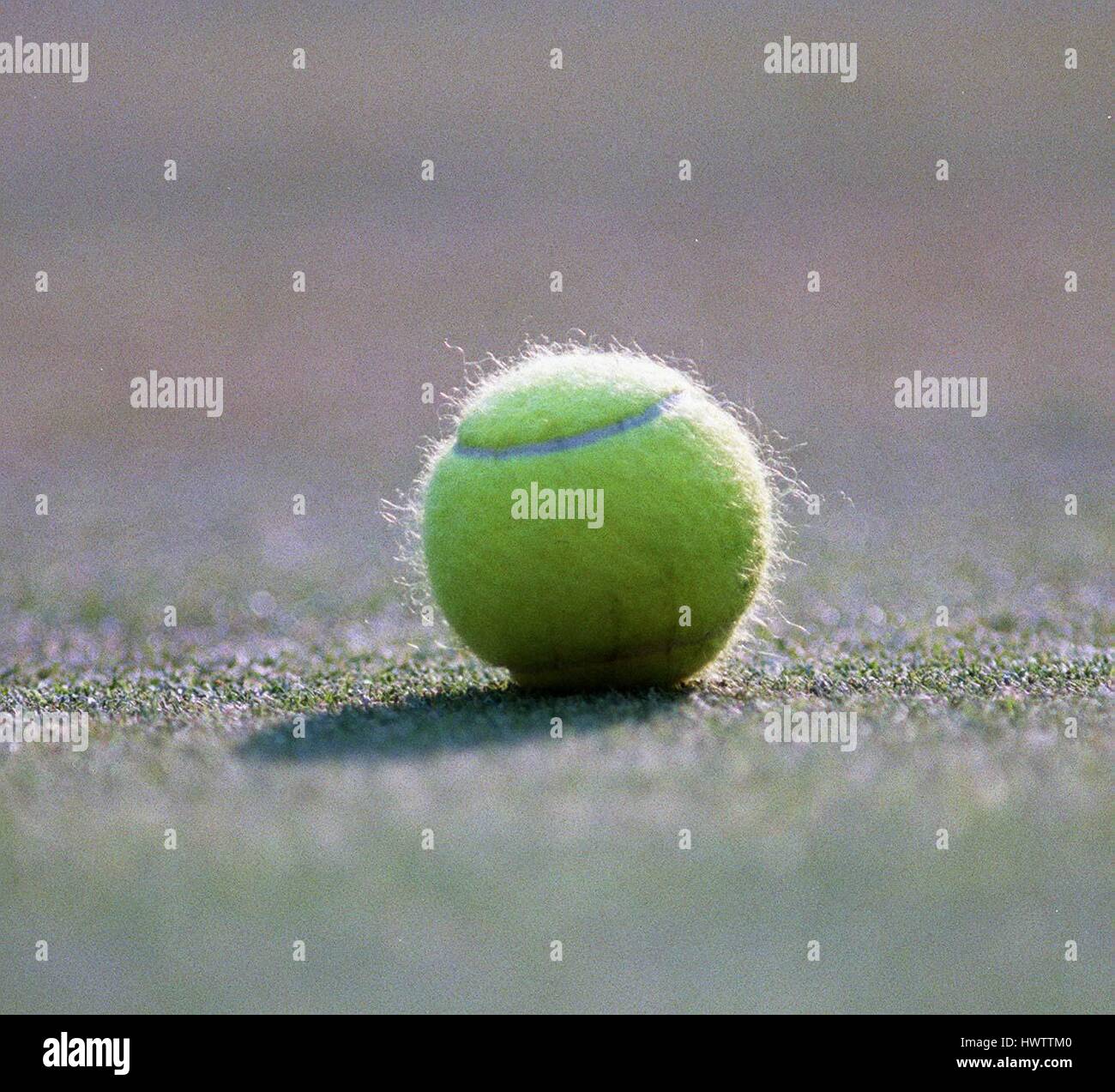 TENNIS BALL WIMBLEDON TENNIS CHAMPIONSHIPS 10 July 1995 Stock Photo Alamy