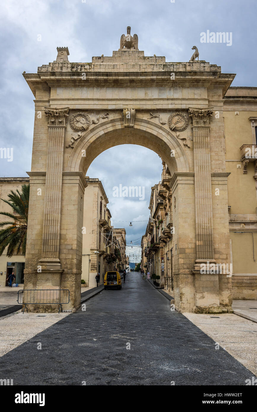 Porta Real gate (or Arch of Ferdinand II) on Corso Vittorio Emanuele, main  street in Old Town of Noto, Province of Syracuse on Sicily Island in Italy  Stock Photo - Alamy