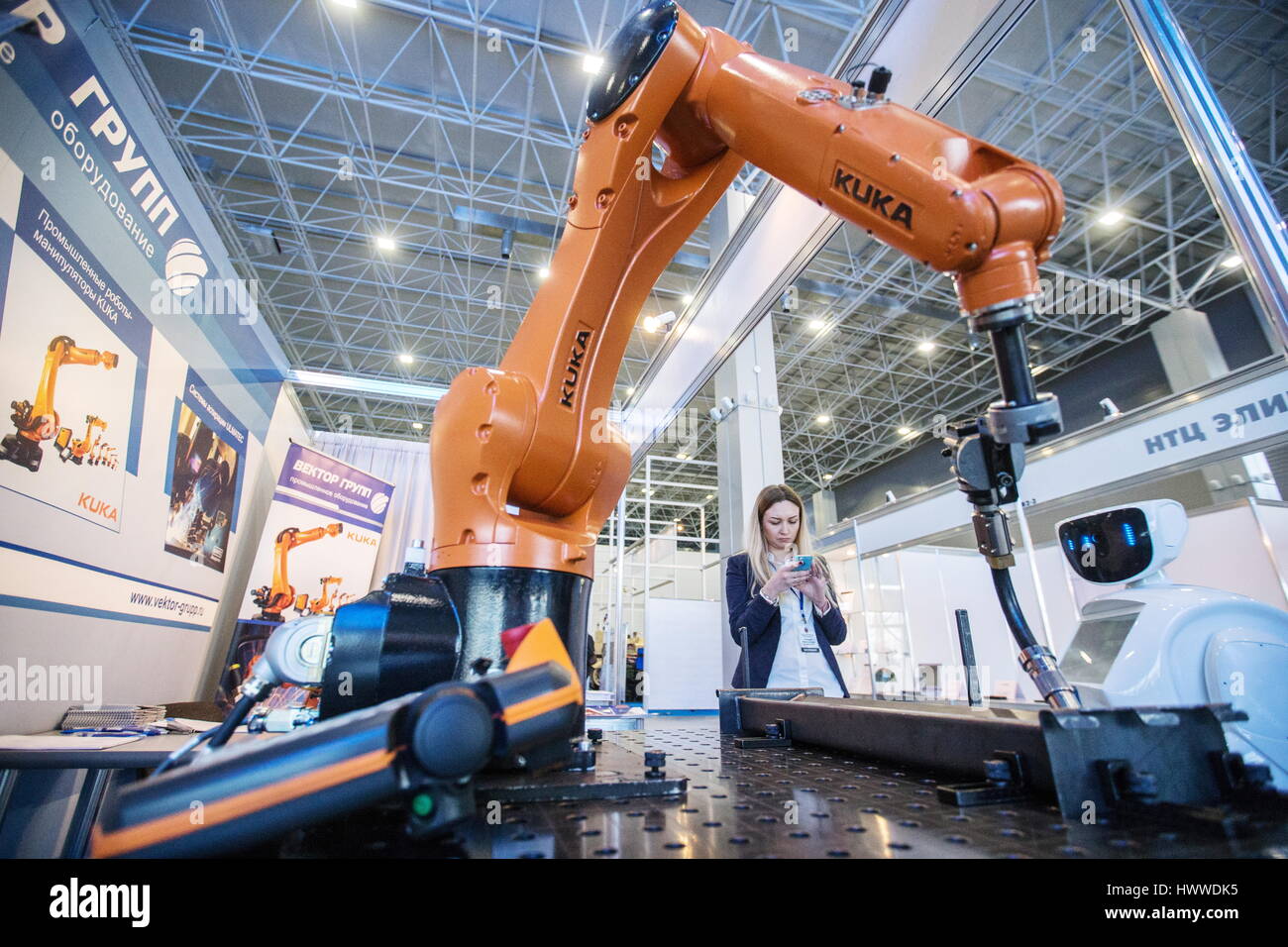 Виды промышленных роботов их назначение. Кука Роботикс манипулятор. Промышленный робот манипулятор. Робототехника промышленные роботы. Робот манипулятор на заводе.