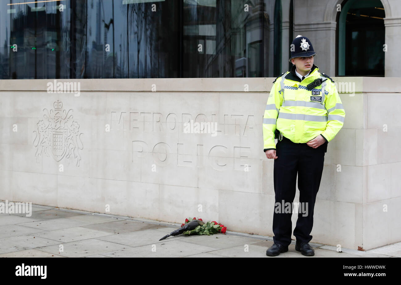 London, Britain. 23rd Mar, 2017. A police officer stands guard at Scotland Yard, headquarters of London's Metropolitan Police in London, Britain, on March 23, 2017. Credit: Han Yan/Xinhua/Alamy Live News Stock Photo