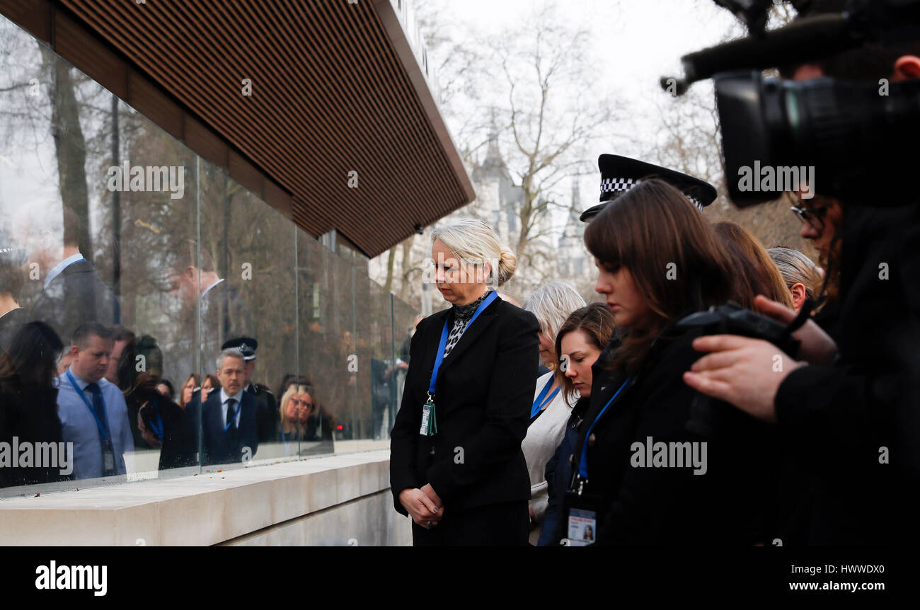 London, Britain. 23rd Mar, 2017. People pay a minute's silence tribute at Scotland Yard, headquarters of London's Metropolitan Police in London, Britain, on March 23, 2017. Credit: Han Yan/Xinhua/Alamy Live News Stock Photo