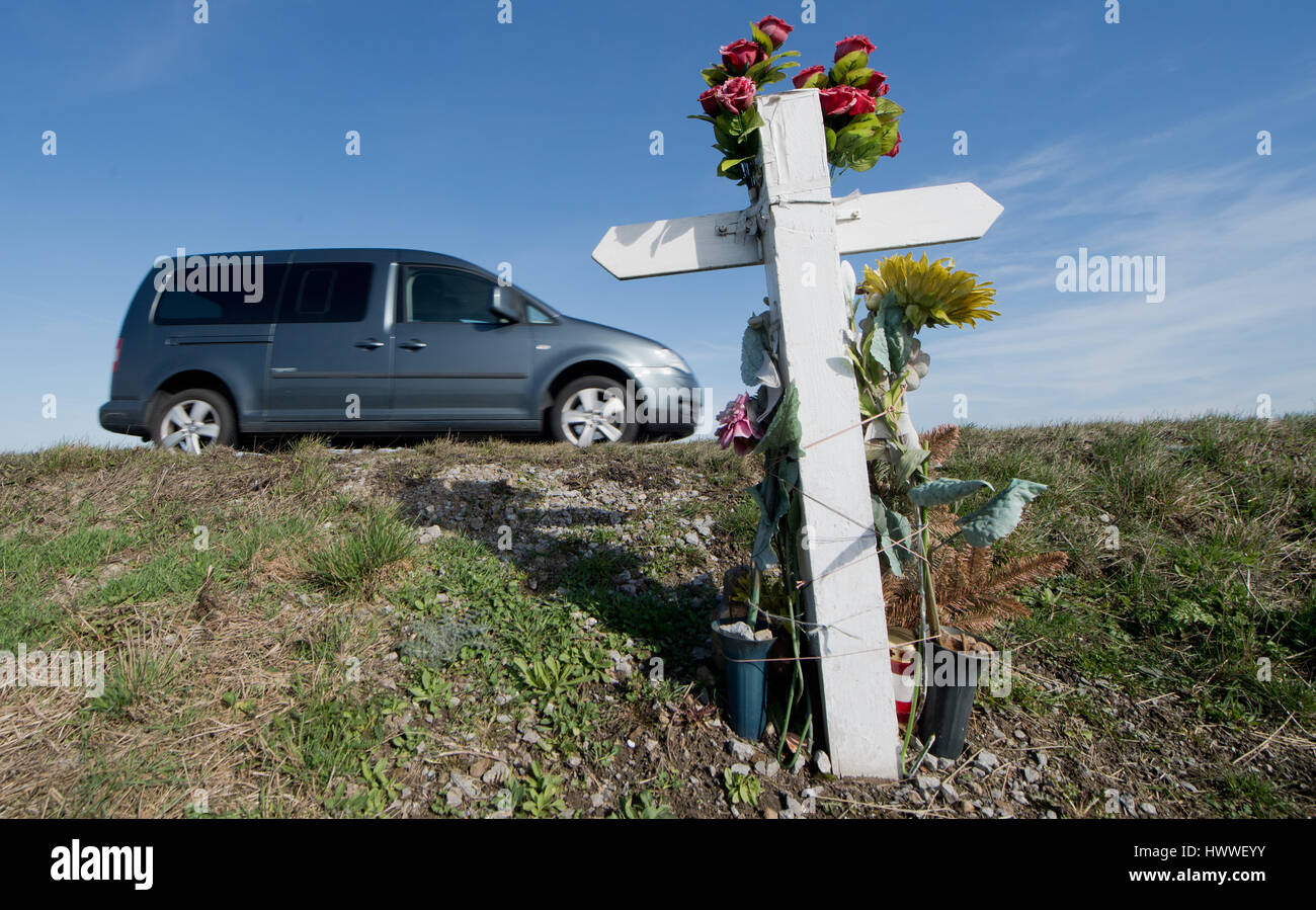 Sehnde, Germany. 16th Mar, 2017. A wooden cross remembering a traffic casualty in Sehnde, Germany, 16 March 2017. 418 people died on the streets in Lower Saxony in 2016, 39 less than in the previous year. The number of injuries went down by one percent to roughly 43,000. Photo: Julian Stratenschulte/dpa/Alamy Live News Stock Photo