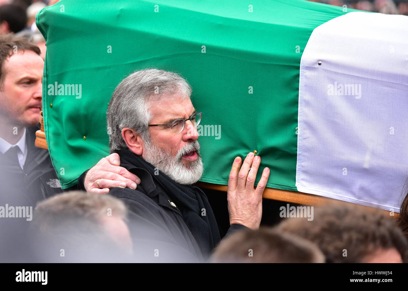 Derry, Northern Ireland. 23rd March, 2017. Gerry Adams carries the coffin of his friend and comrade Martin McGuinness in Derry: Mark Winter/Alamy Live News Stock Photo