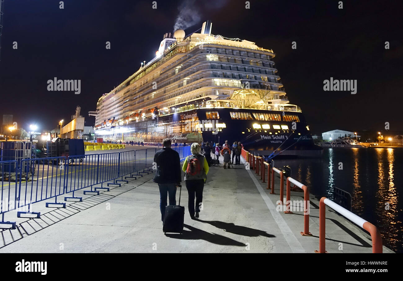 Antalya, Turkey. 5th Nov, 2016. Passengers walk towards the TUI cruise ship 'Mein Schiff 3' after checking in at the port of Antalya, Turkey, 5 November 2016. Photo: Soeren Stache/dpa-Zentralbild/ZB/dpa/Alamy Live News Stock Photo