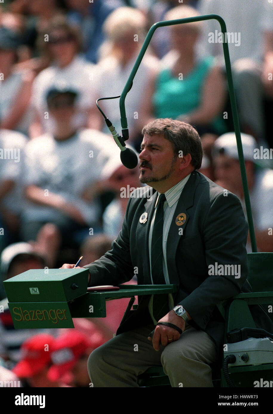 TENNIS UMPIRE WIMBLEDON CHAMPIONSHIPS 05 July 1993 Stock Photo Alamy
