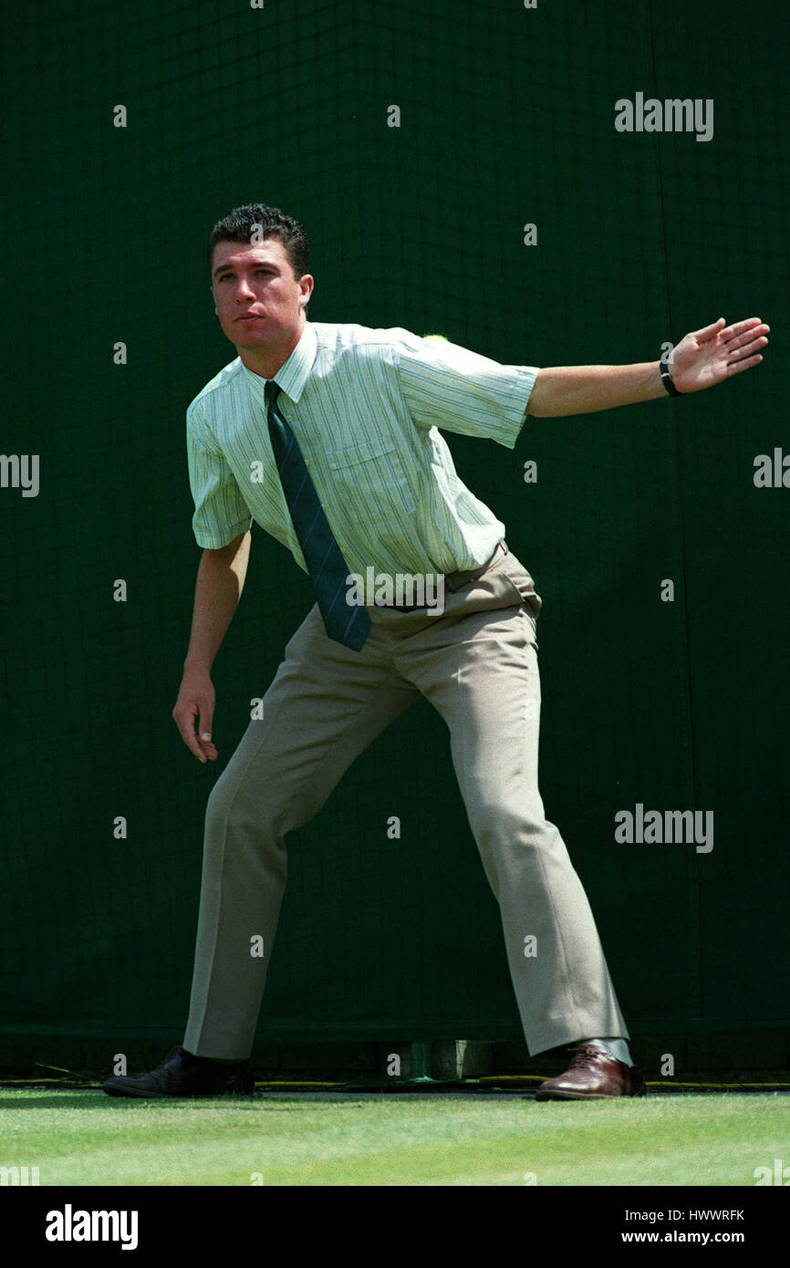LINE JUDGE WIMBLEDON TENNIS CHAMPIONSHIPS 05 July 1993 Stock Photo Alamy
