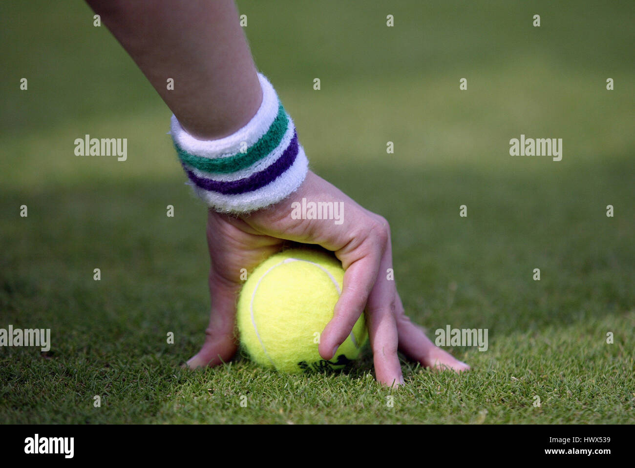 BALL GIRLS HAND WIMBLEDON CHAMPIONSHIPS 2005 WIMBLEDON LONDON ENGLAND 20 June 2005 Stock Photo