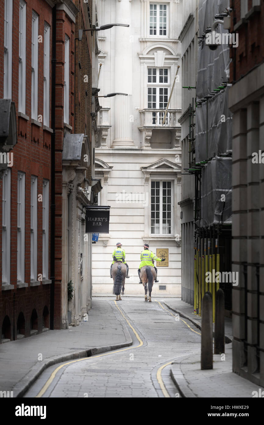 City of london police officers hi-res stock photography and images - Alamy