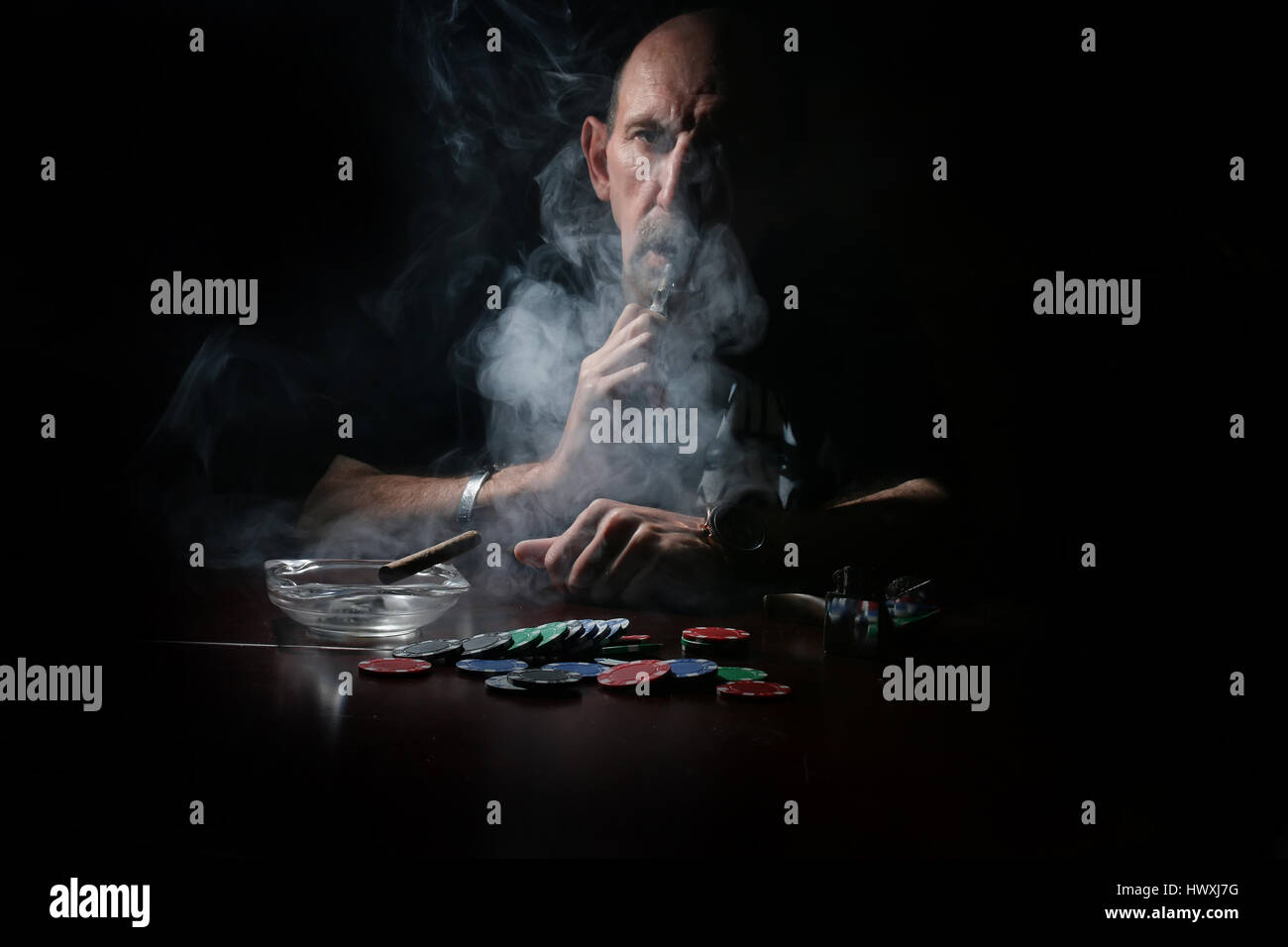 man smoke pipe and play poker Stock Photo Alamy