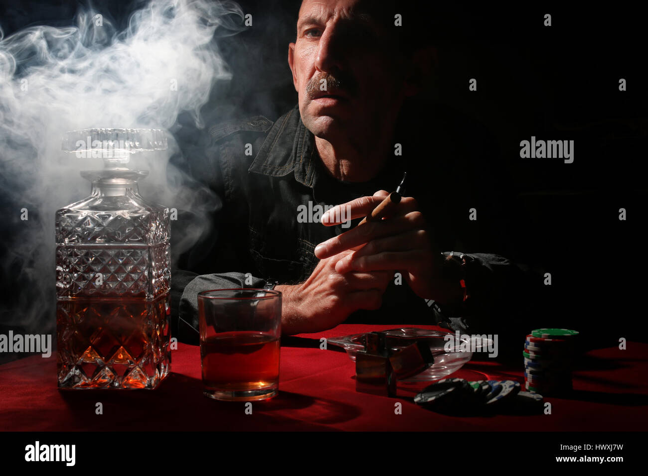 man smoke pipe and play poker Stock Photo Alamy
