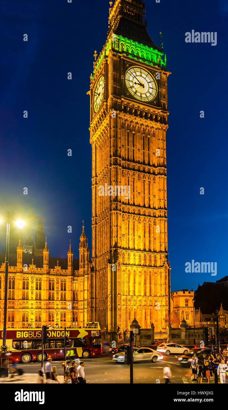 Uk street houses nightime hires stock photography and images Alamy