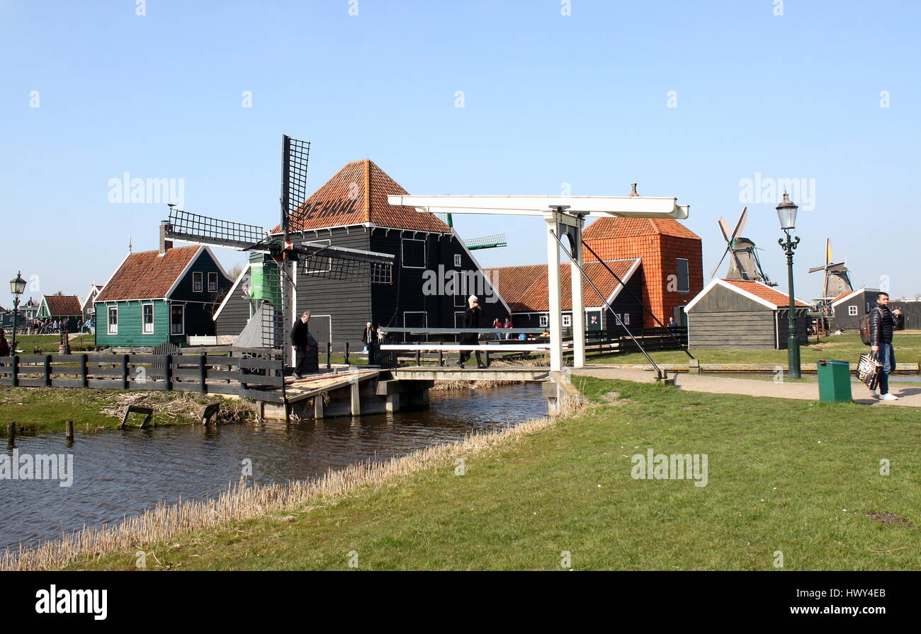 Chees farm De Haal - Windmill, wooden drawbridge and traditional Dutch houses at the open air museum of Zaanse Schans, Zaandam / Zaandijk, Netherlands Stock Photo