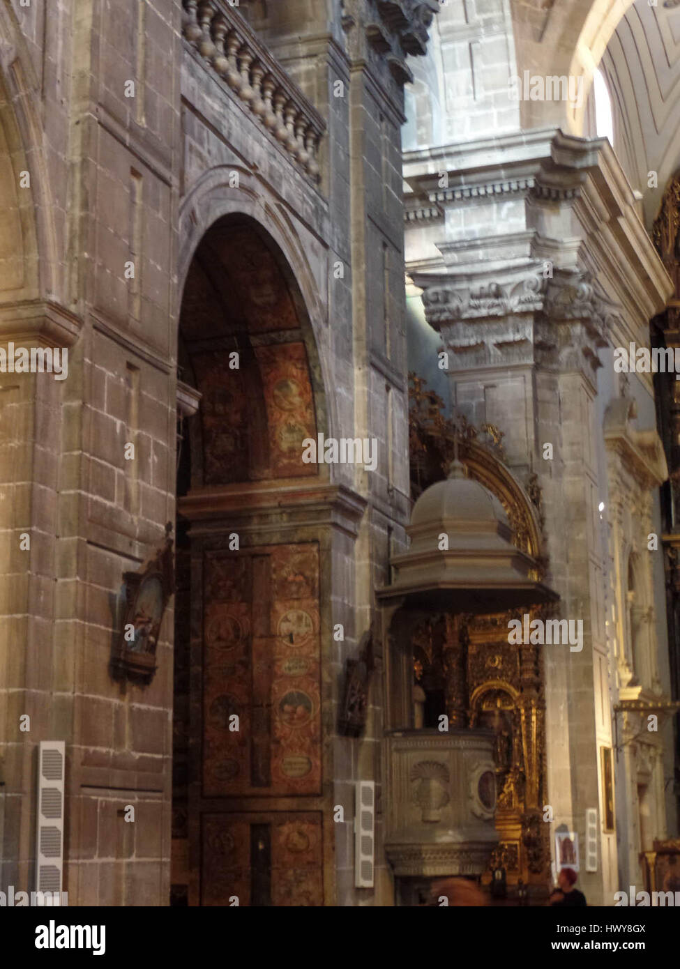 Arkade der Dolorosa Kapelle in der Igelsia de San Isidoro Stock Photo