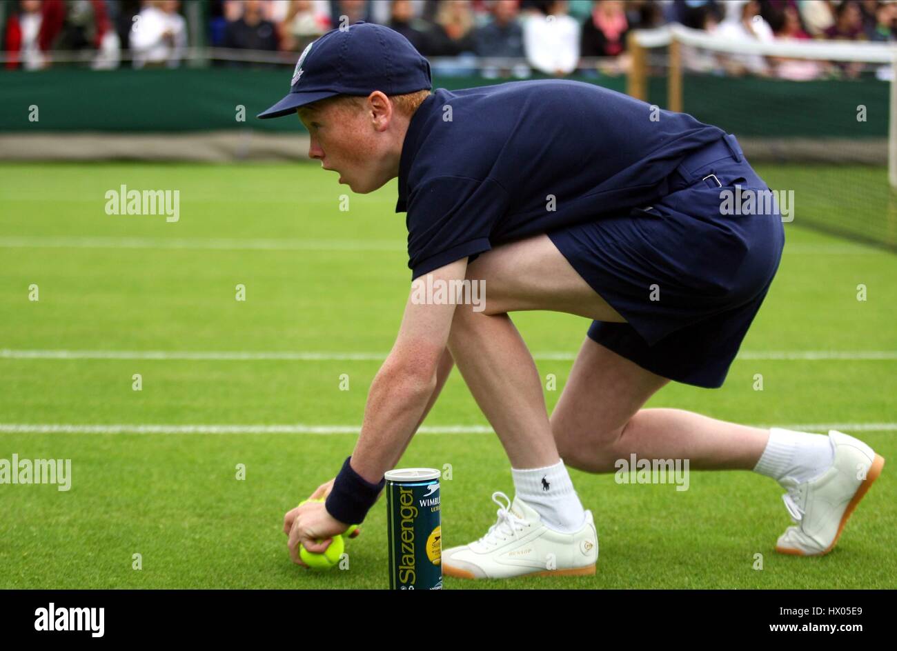 BALL BOY THE WIMBLEDON CHAMPIONSHIP WIMBLEDON SW19 LONDON ENGLAND 26 June 2006 Stock Photo Alamy
